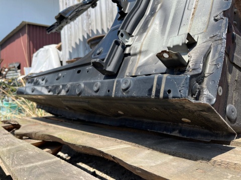 Poszycie BMW F10 sedan 10r.- prawy bok rama drzwi próg słupek A ćwiartka CZARNY KOLOR