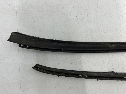 Listwa Ford Focus MK3 10-19r. prawa lewa nakładka listwa montażowa szyby przedniej czołowej komplet Listwa Ford Focus MK3 10-19r. prawa lewa nakładka listwa montażowa szyby przedniej czołowej komplet