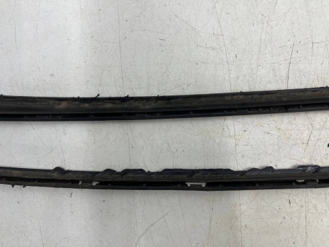 Listwa Ford Focus MK3 10-19r. prawa lewa nakładka listwa montażowa szyby przedniej czołowej komplet Listwa Ford Focus MK3 10-19r. prawa lewa nakładka listwa montażowa szyby przedniej czołowej komplet