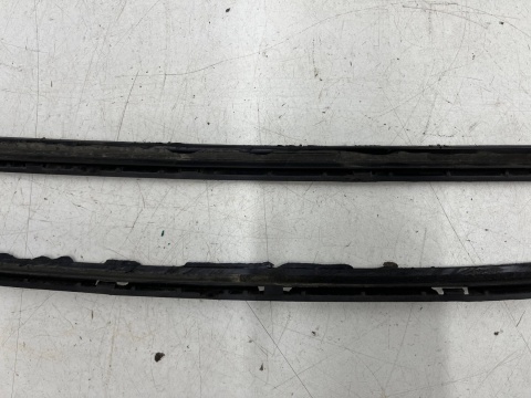 Listwa Ford Focus MK3 10-19r. prawa lewa nakładka listwa montażowa szyby przedniej czołowej komplet Listwa Ford Focus MK3 10-19r. prawa lewa nakładka listwa montażowa szyby przedniej czołowej komplet