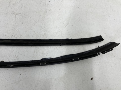 Listwa Ford Focus MK3 10-19r. prawa lewa nakładka listwa montażowa szyby przedniej czołowej komplet Listwa Ford Focus MK3 10-19r. prawa lewa nakładka listwa montażowa szyby przedniej czołowej komplet