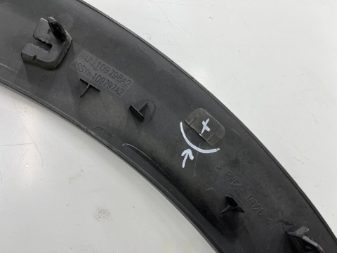 Listwa Peugeot 3008 II 16r.- prawa tylna nakładka rant błotnika CIENKA wąska prawy tył 9825289077 Listwa Peugeot 3008 II 16r.- prawa tylna nakładka rant błotnika CIENKA wąska prawy tył 9825289077