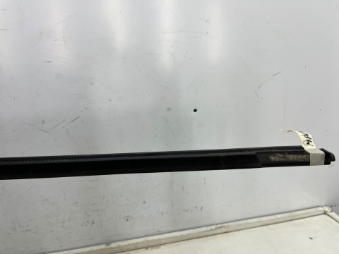Listwa Porsche Macan I 95b 14r.- czarny mat lewa przednia listwa zgarniająca uszczelka zewnętrzna drzwi lewy przód 95b837477a Listwa Porsche Macan I 95b 14r.- czarny mat lewa przednia listwa zgarniająca uszczelka zewnętrzna drzwi lewy przód 95b837477a