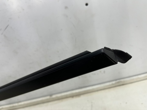 Listwa Porsche Macan I 95b 14r.- czarny mat prawa przednia listwa zgarniająca uszczelka zewnętrzna drzwi prawy przód 95b837478a Listwa Porsche Macan I 95b 14r.- czarny mat prawa przednia listwa zgarniająca uszczelka zewnętrzna drzwi prawy przód 95b837478a