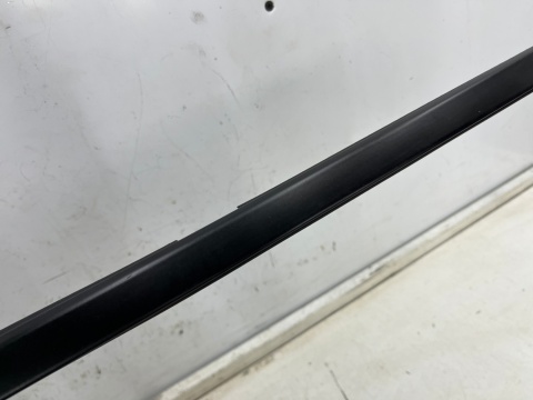 Listwa Porsche Macan I 95b 14r.- czarny mat prawa przednia listwa zgarniająca uszczelka zewnętrzna drzwi prawy przód 95b837478a Listwa Porsche Macan I 95b 14r.- czarny mat prawa przednia listwa zgarniająca uszczelka zewnętrzna drzwi prawy przód 95b837478a