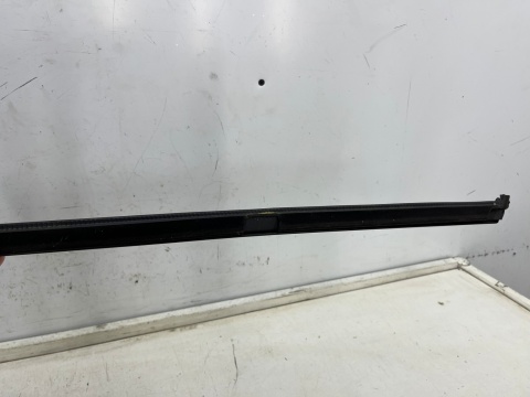 Listwa Porsche Macan I 95b 14r.- czarny mat prawa przednia listwa zgarniająca uszczelka zewnętrzna drzwi prawy przód 95b837478a Listwa Porsche Macan I 95b 14r.- czarny mat prawa przednia listwa zgarniająca uszczelka zewnętrzna drzwi prawy przód 95b837478a
