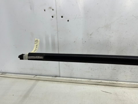 Listwa Porsche Macan I 95b 14r.- czarny mat prawa przednia listwa zgarniająca uszczelka zewnętrzna drzwi prawy przód 95b837478a Listwa Porsche Macan I 95b 14r.- czarny mat prawa przednia listwa zgarniająca uszczelka zewnętrzna drzwi prawy przód 95b837478a