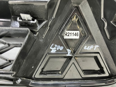 Atrapa Mitsubishi L200 5 V 19r.- grill przednia maskownica zderzaka znaczek 7450B291ZZ Atrapa Mitsubishi L200 5 V 19r.- grill przednia maskownica zderzaka znaczek 7450B291ZZ