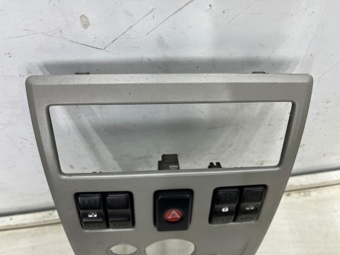 Deska rozdzielcza Dacia Logan 1 I MCV konsola środkowa deski ramka obudowa radia dekor 8200751186 Deska rozdzielcza Dacia Logan 1 I MCV konsola środkowa deski ramka obudowa radia dekor 8200751186