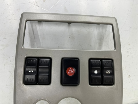 Deska rozdzielcza Dacia Logan 1 I MCV konsola środkowa deski ramka obudowa radia dekor 8200751186 Deska rozdzielcza Dacia Logan 1 I MCV konsola środkowa deski ramka obudowa radia dekor 8200751186