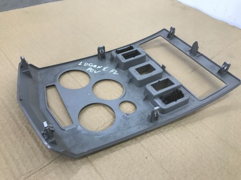 Deska rozdzielcza Dacia Logan 1 I MCV konsola środkowa deski ramka obudowa radia dekor 8200751186 Deska rozdzielcza Dacia Logan 1 I MCV konsola środkowa deski ramka obudowa radia dekor 8200751186