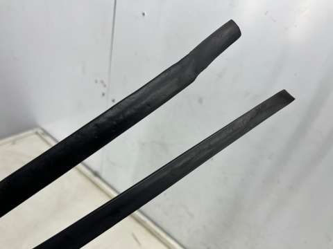 Listwa VW Passat B5 96-05r. prawa lewa nakładka zgarniająca szyby przedniej czołowej zaślepki komplet Listwa VW Passat B5 96-05r. prawa lewa nakładka zgarniająca szyby przedniej czołowej zaślepki komplet