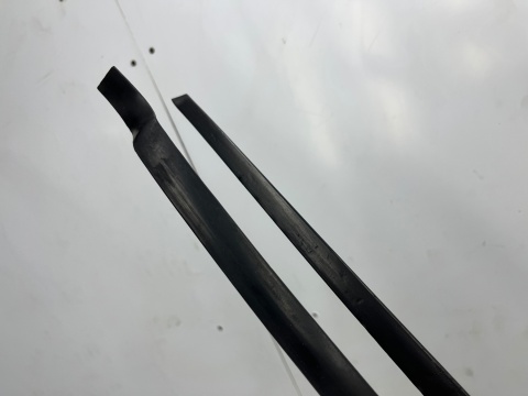 Listwa VW Passat B5 96-05r. prawa lewa nakładka zgarniająca szyby przedniej czołowej zaślepki komplet Listwa VW Passat B5 96-05r. prawa lewa nakładka zgarniająca szyby przedniej czołowej zaślepki komplet