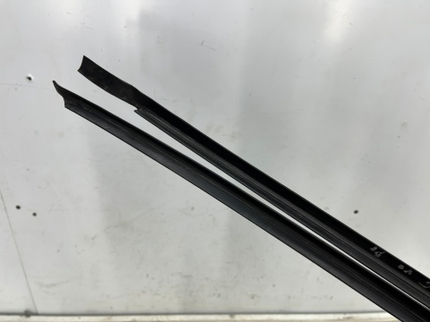 Listwa VW Passat B5 96-05r. prawa lewa nakładka zgarniająca szyby przedniej czołowej zaślepki komplet Listwa VW Passat B5 96-05r. prawa lewa nakładka zgarniająca szyby przedniej czołowej zaślepki komplet