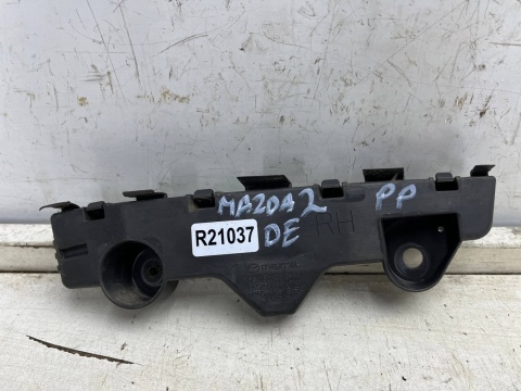 Ślizg Mazda 2 DE 07-14r. prawe przednie mocowanie wspornik uchwyt zderzaka prawy przód d01n500t1