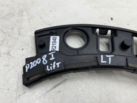 Ślizg Peugeot 2008 I 16-19r. LIFT lewe tylne mocowanie listwy wspornik uchwyt zderzaka lewy tył 9818259680 Ślizg Peugeot 2008 I 16-19r. LIFT lewe tylne mocowanie listwy wspornik uchwyt zderzaka lewy tył 9818259680