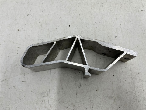 Belka zderzaka Audi A4 B9 15-19r. prawe mocowanie belki narożnik przód 8w0959193a Belka zderzaka Audi A4 B9 15-19r. prawe mocowanie belki narożnik przód 8w0959193a