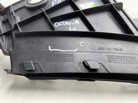 Kanał powietrza Skoda Octavia 4 IV 19-24r. prawa kierownica zderzaka chłodzenia hamulców prawy przód 5e3121764a Kanał powietrza Skoda Octavia 4 IV 19-24r. prawa kierownica zderzaka chłodzenia hamulców prawy przód 5e3121764a