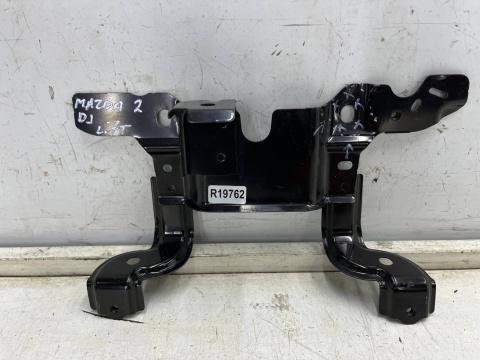 Pas przedni Mazda 2 III DJ DL LIFT 19r.- wzmocnienie mocowanie górne zamka maski łącznik Pas przedni Mazda 2 III DJ DL LIFT 19r.- wzmocnienie mocowanie górne zamka maski łącznik