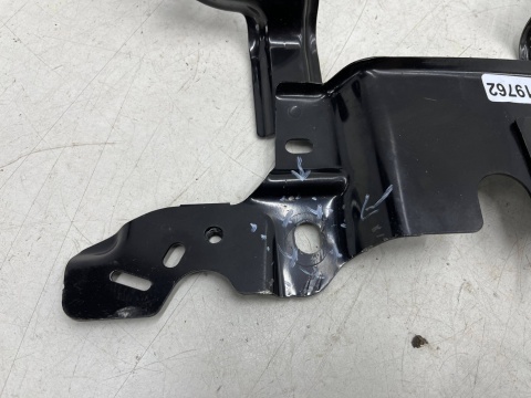 Pas przedni Mazda 2 III DJ DL LIFT 19r.- wzmocnienie mocowanie górne zamka maski łącznik Pas przedni Mazda 2 III DJ DL LIFT 19r.- wzmocnienie mocowanie górne zamka maski łącznik