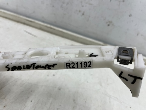Ślizg Citroen Grand C4 Picasso II SpaceTourer 13-19r. LEWE tylne mocowanie zderzaka wspornik uchwyt lewy tył Ślizg Citroen Grand C4 Picasso II SpaceTourer 13-19r. LEWE tylne mocowanie zderzaka wspornik uchwyt lewy tył