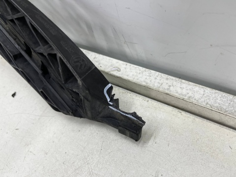 Ślizg VW Passat B8 3g 14-23r. przednie środkowe mocowanie atrapy zderzaka wspornik przód 3g0807889 Ślizg VW Passat B8 3g 14-23r. przednie środkowe mocowanie atrapy zderzaka wspornik przód 3g0807889