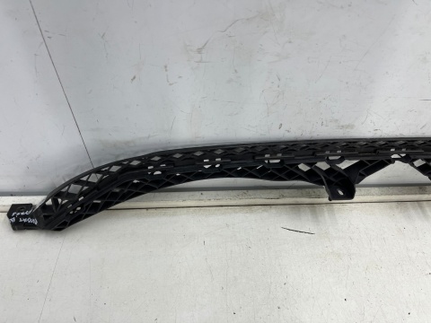 Ślizg VW Passat B8 3g 14-23r. przednie środkowe mocowanie atrapy zderzaka wspornik przód 3g0807889 Ślizg VW Passat B8 3g 14-23r. przednie środkowe mocowanie atrapy zderzaka wspornik przód 3g0807889
