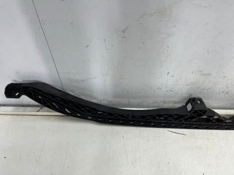Ślizg VW Passat B8 3g 14-23r. przednie środkowe mocowanie atrapy zderzaka wspornik przód 3g0807889 Ślizg VW Passat B8 3g 14-23r. przednie środkowe mocowanie atrapy zderzaka wspornik przód 3g0807889