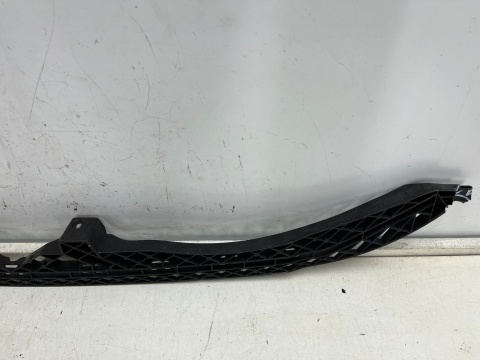 Ślizg VW Passat B8 3g 14-23r. przednie środkowe mocowanie atrapy zderzaka wspornik przód 3g0807889 Ślizg VW Passat B8 3g 14-23r. przednie środkowe mocowanie atrapy zderzaka wspornik przód 3g0807889