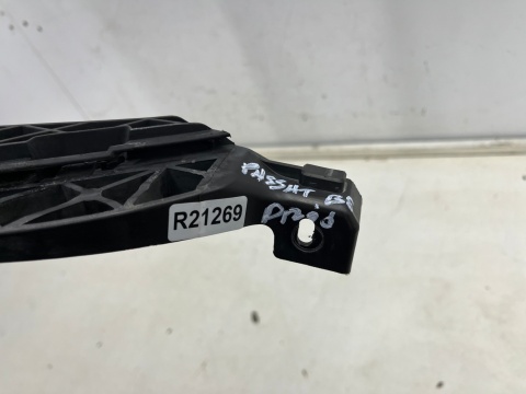 Ślizg VW Passat B8 3g 14-23r. przednie środkowe mocowanie atrapy zderzaka wspornik przód 3g0807889 Ślizg VW Passat B8 3g 14-23r. przednie środkowe mocowanie atrapy zderzaka wspornik przód 3g0807889