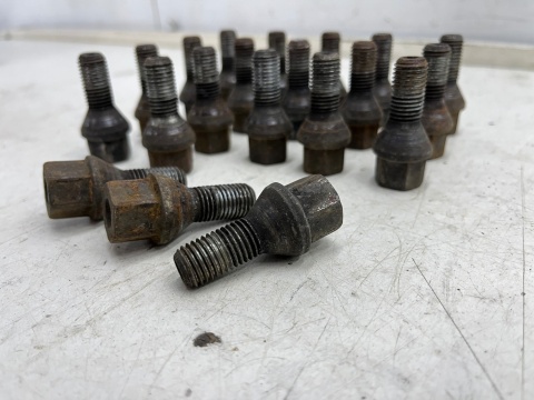 Śruby do felg alumiowych Opel Suzuki M12x1,5 Stożkowe długość gwintu 22mm. śruba do kół komplet 20 sztuk na klucz 17 Śruby do felg alumiowych Opel Suzuki M12x1,5 Stożkowe długość gwintu 22mm. śruba do kół komplet 20 sztuk na klucz 17