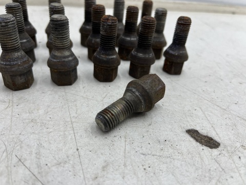 Śruby do felg alumiowych Opel Suzuki M12x1,5 Stożkowe długość gwintu 22mm. śruba do kół komplet 16 sztuk na klucz 17 Śruby do felg alumiowych Opel Suzuki M12x1,5 Stożkowe długość gwintu 22mm. śruba do kół komplet 16 sztuk na klucz 17