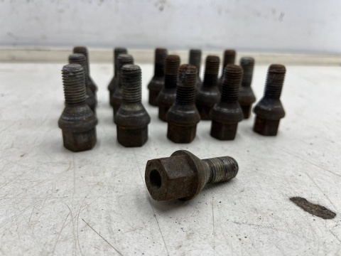 Śruby do felg alumiowych Opel Suzuki M12x1,5 Stożkowe długość gwintu 22mm. śruba do kół komplet 16 sztuk na klucz 17 Śruby do felg alumiowych Opel Suzuki M12x1,5 Stożkowe długość gwintu 22mm. śruba do kół komplet 16 sztuk na klucz 17