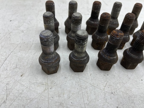 Śruby do felg alumiowych Opel Suzuki M12x1,5 Stożkowe długość gwintu 22mm. śruba do kół komplet 16 sztuk na klucz 17 Śruby do felg alumiowych Opel Suzuki M12x1,5 Stożkowe długość gwintu 22mm. śruba do kół komplet 16 sztuk na klucz 17