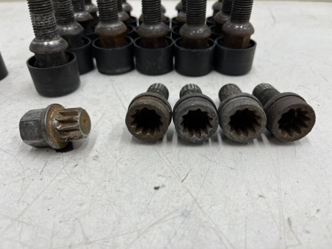 Śruby do felg stalowych VW Volkswagen Audi Seat Skoda sferyczne zabezpieczające antykradzieżowe kapsle do kół komplet 20 sztuk Śruby do felg stalowych VW Volkswagen Audi Seat Skoda sferyczne zabezpieczające antykradzieżowe kapsle do kół komplet 20 sztuk