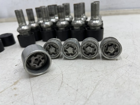 Śruby do felg stalowych VW Volkswagen Audi Seat Skoda sferyczne zabezpieczające antykradzieżowe kapsle do kół komplet 20 sztuk Śruby do felg stalowych VW Volkswagen Audi Seat Skoda sferyczne zabezpieczające antykradzieżowe kapsle do kół komplet 20 sztuk