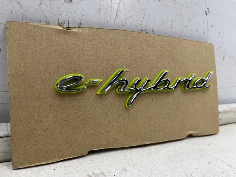 Znaczek Porsche e-hybrid Emblemat napis ORYGNALNY używany Znaczek Porsche e-hybrid Emblemat napis ORYGNALNY używany