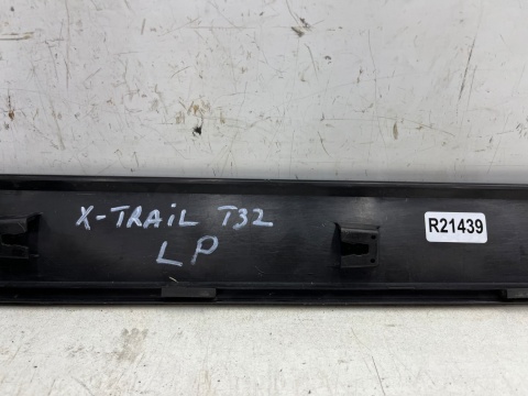 Listwa Nissan X-Trail 3 III T32 13-21r. lewa przednia dolna nakładka drzwi lewy przód 80877-4ce0a Listwa Nissan X-Trail 3 III T32 13-21r. lewa przednia dolna nakładka drzwi lewy przód 80877-4ce0a