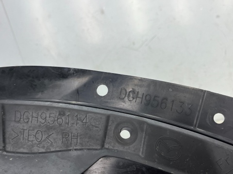 Nadkole Mazda CX-30 CX30 19r.- prawy przedni trójkąt pod zderzak osłona prawy przód dgh956133 dgh956134 Nadkole Mazda CX-30 CX30 19r.- prawy przedni trójkąt pod zderzak osłona prawy przód dgh956133 dgh956134