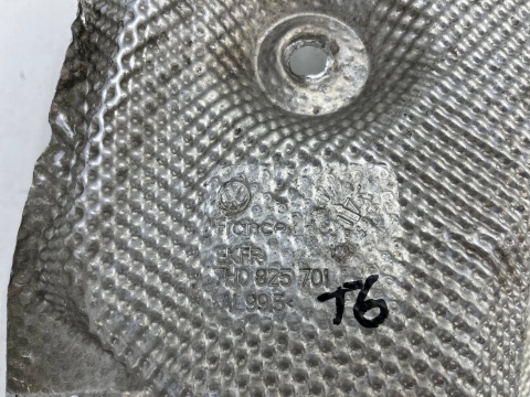 Osłona termiczna VW Transporter T6 Multivan 15-21r. osłona pod tylnym zderzakiem wydechu tłumika końcowego 7h0825701e Osłona termiczna VW Transporter T6 Multivan 15-21r. osłona pod tylnym zderzakiem wydechu tłumika końcowego 7h0825701e