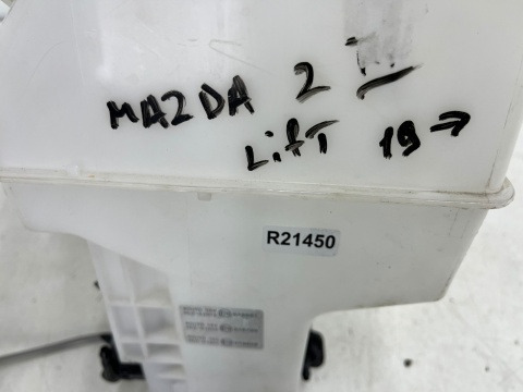 Zbiorniczek spryskiwaczy Mazda 2 III DJ DL LIFT 19r.- góra wlewu klapka miarka DWA silniczki Zbiorniczek spryskiwaczy Mazda 2 III DJ DL LIFT 19r.- góra wlewu klapka miarka DWA silniczki