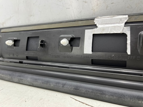 Listwa Porsche Cayenne III 9y 17r.- prawa tylna dolna nakładka drzwi bocznych STRUKTURA prawy tył 9y0839096d Listwa Porsche Cayenne III 9y 17r.- prawa tylna dolna nakładka drzwi bocznych STRUKTURA prawy tył 9y0839096d