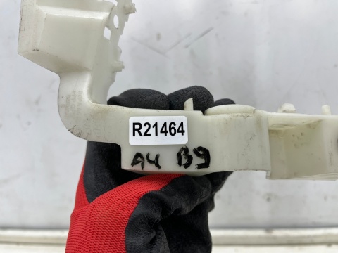 Ślizg Audi A4 B9 8w lift 19-24r. prawe przednie mocowanie uchwyt zderzaka prawy przód 8w0807284e Ślizg Audi A4 B9 8w lift 19-24r. prawe przednie mocowanie uchwyt zderzaka prawy przód 8w0807284e