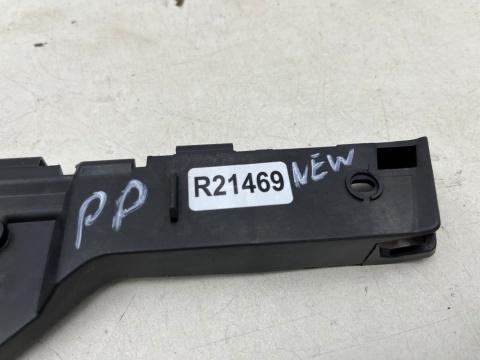Ślizg Opel Insignia A 08-11r. NOWE prawe przednie mocowanie błotnika zderzaka wspornik uchwyt prawy przód 13238444 Ślizg Opel Insignia A 08-11r. NOWE prawe przednie mocowanie błotnika zderzaka wspornik uchwyt prawy przód 13238444