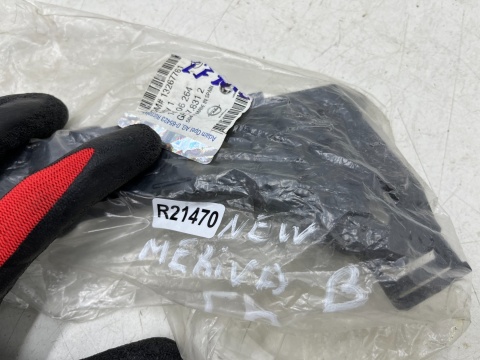 Ślizg Opel Meriva B 10-17r. NOWE lewe przednie mocowanie błotnika zderzaka wspornik uchwyt lewy przód 13267761 13267763 Ślizg Opel Meriva B 10-17r. NOWE lewe przednie mocowanie błotnika zderzaka wspornik uchwyt lewy przód 13267761 13267763