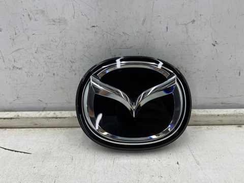 Znaczek Mazda 3 IV BP 19r.- CX-30 znaczek atrapy zderzaka emblemat pod radar na grill logo 12,5x15,5cm. ORYGNALNY bckb-51730