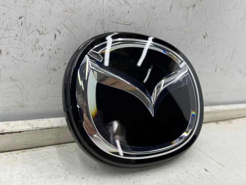 Znaczek Mazda 3 IV BP 19r.- CX-30 znaczek atrapy zderzaka emblemat pod radar na grill logo 12,5x15,5cm. ORYGNALNY bckb-51730