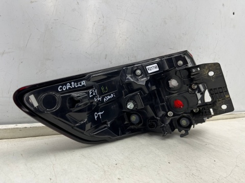 Lampa Toyota Corolla XII E21 kombi LIFT 22r.- PRAWA tylna w błotnik oryginalna Europa Lampa Toyota Corolla XII E21 kombi LIFT 22r.- PRAWA tylna w błotnik oryginalna Europa