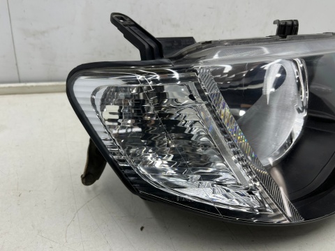 Lampa reflektor Mitsubishi L200 KA KB 05-10r. PRAWA przednia H4 oryginalna prawy przód EU 8301b462 Lampa reflektor Mitsubishi L200 KA KB 05-10r. PRAWA przednia H4 oryginalna prawy przód EU 8301b462