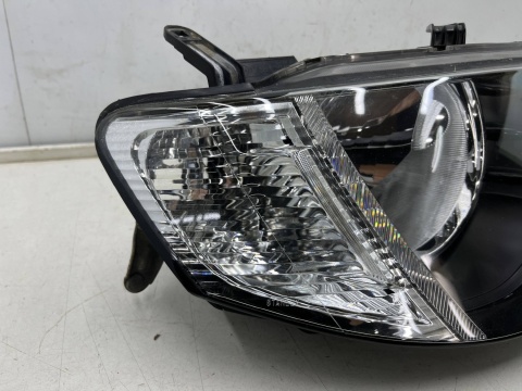 Lampa reflektor Mitsubishi L200 KA KB 05-10r. PRAWA przednia H4 oryginalna prawy przód EU 8301b462 Lampa reflektor Mitsubishi L200 KA KB 05-10r. PRAWA przednia H4 oryginalna prawy przód EU 8301b462